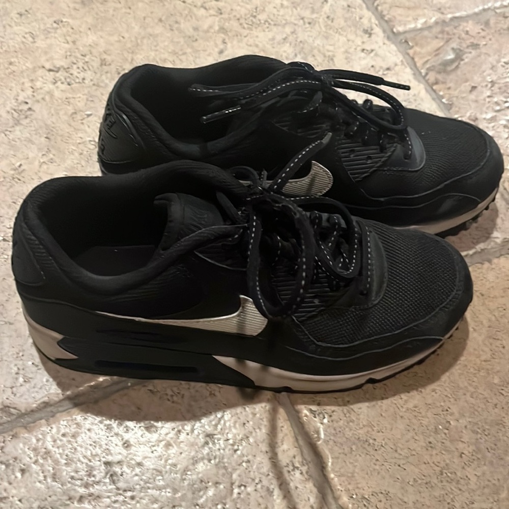 Nike Air Max Like New, Size 5.5 Y Womens fit like a 7, like new